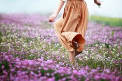 空间伤感说说带图：我们就像仙人掌，防备了别人，孤单了自己